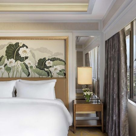 Dusit Thani Manila - Multiple Use Hotel Makati City Exterior foto A bedroom at the hotel