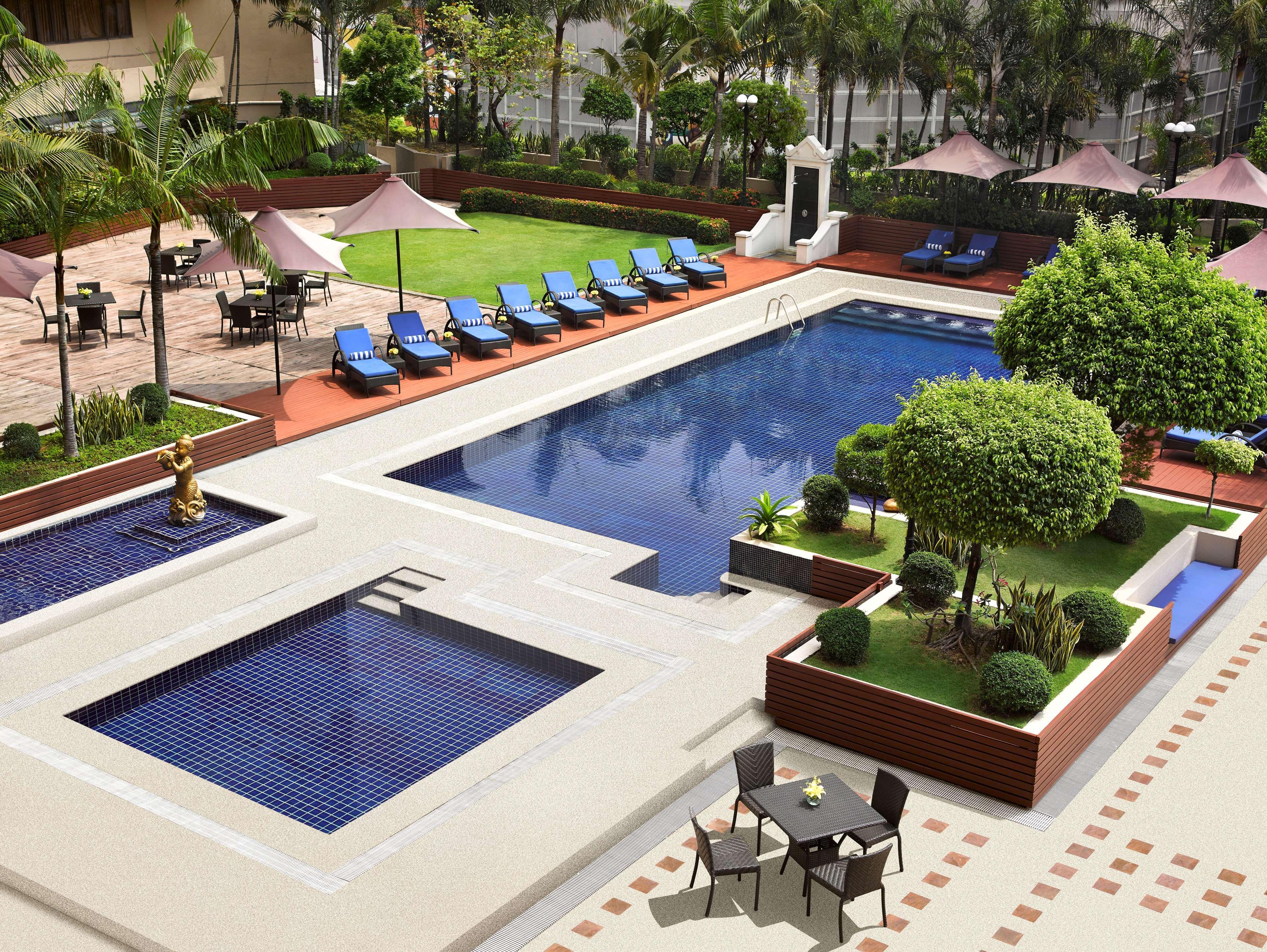 Dusit Thani Manila - Multiple Use Hotel Makati City Exterior foto The pool at the hotel