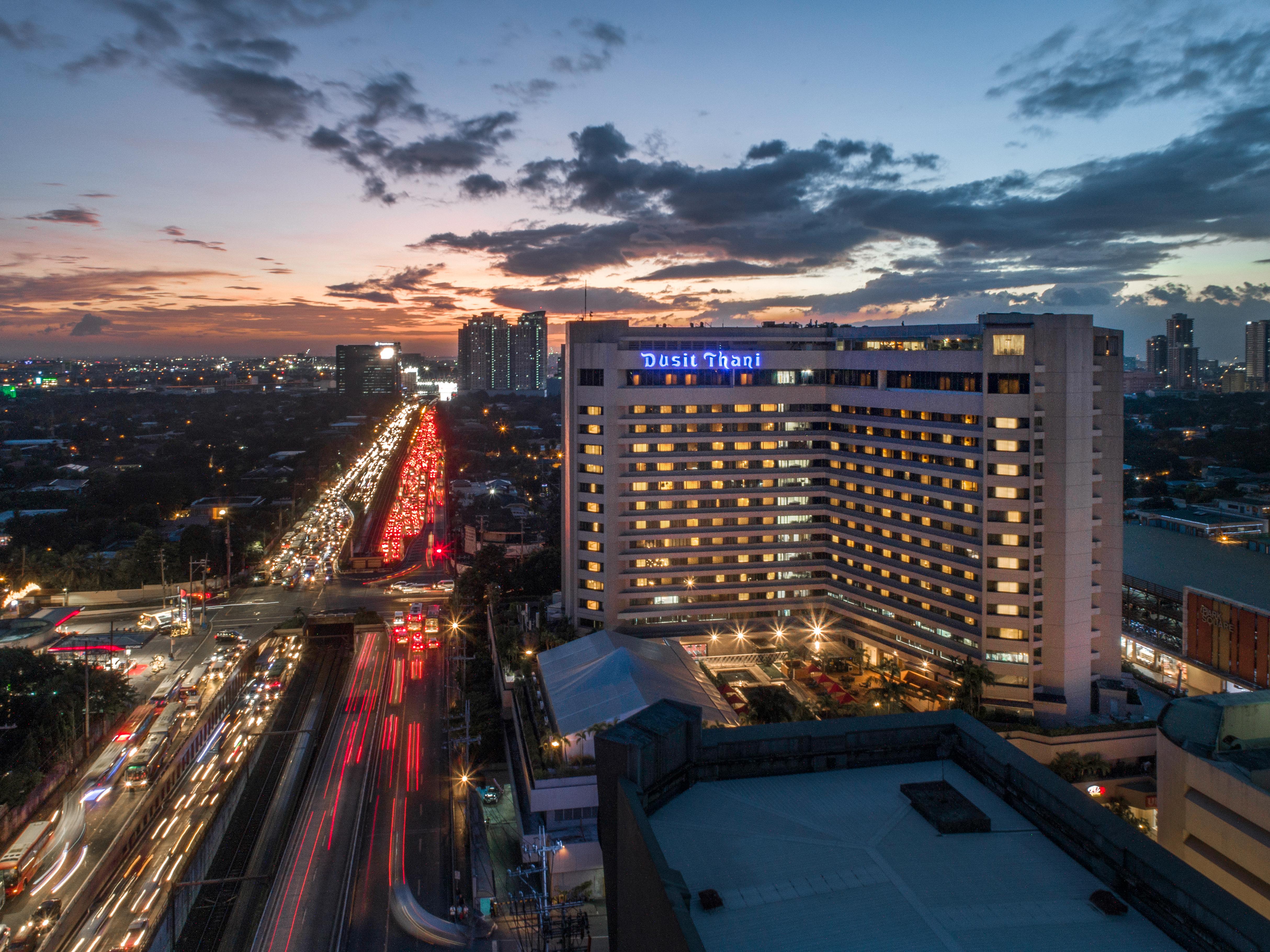 Dusit Thani Manila - Multiple Use Hotel Makati City Exterior foto The hotel at night
