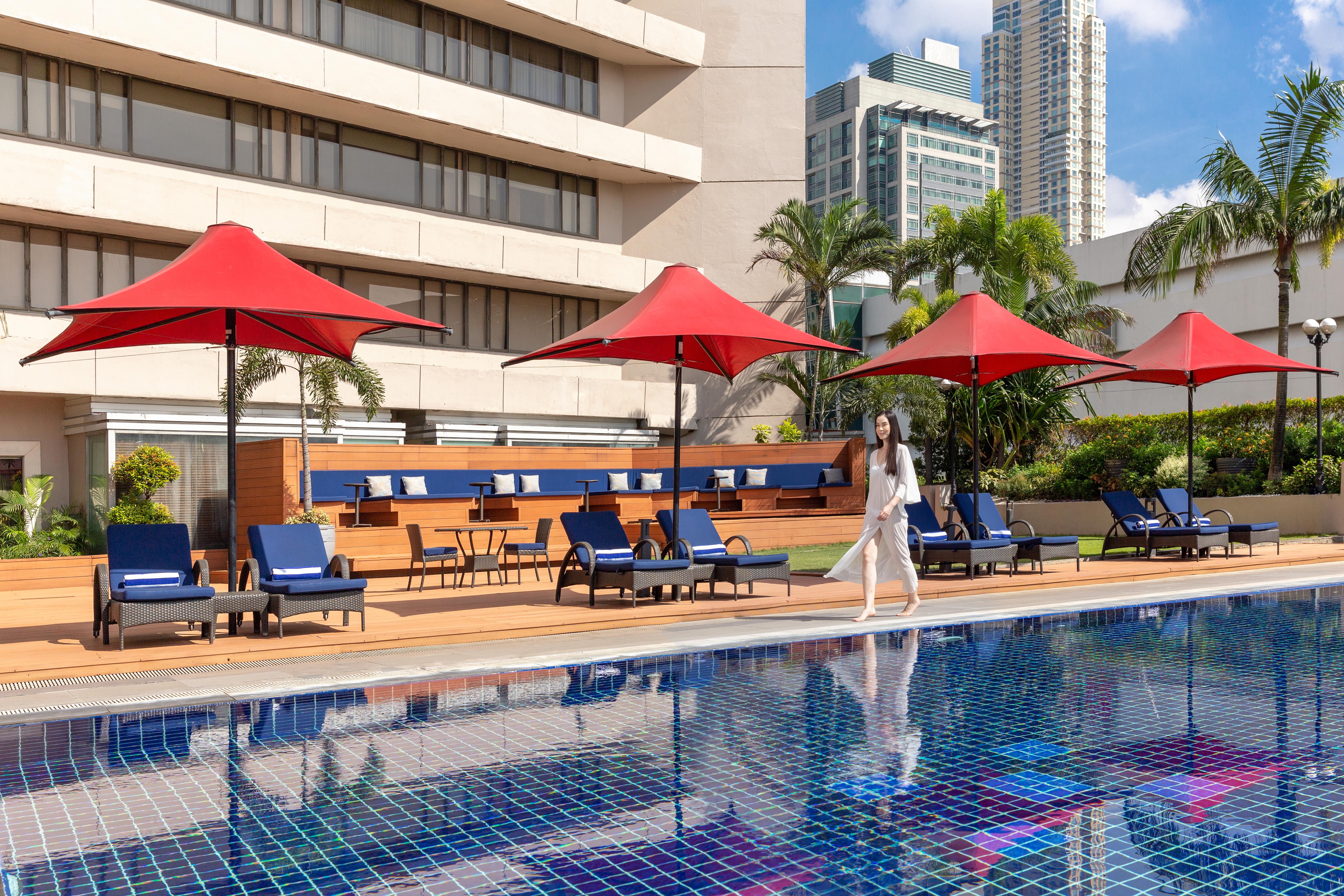 Dusit Thani Manila - Multiple Use Hotel Makati City Exterior foto The pool at the hotel