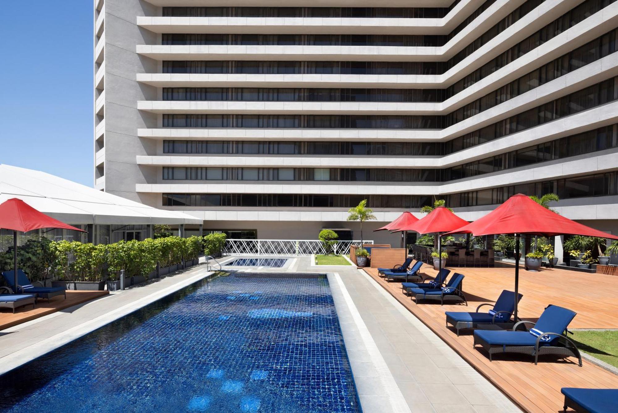 Dusit Thani Manila - Multiple Use Hotel Makati City Exterior foto The pool at the hotel