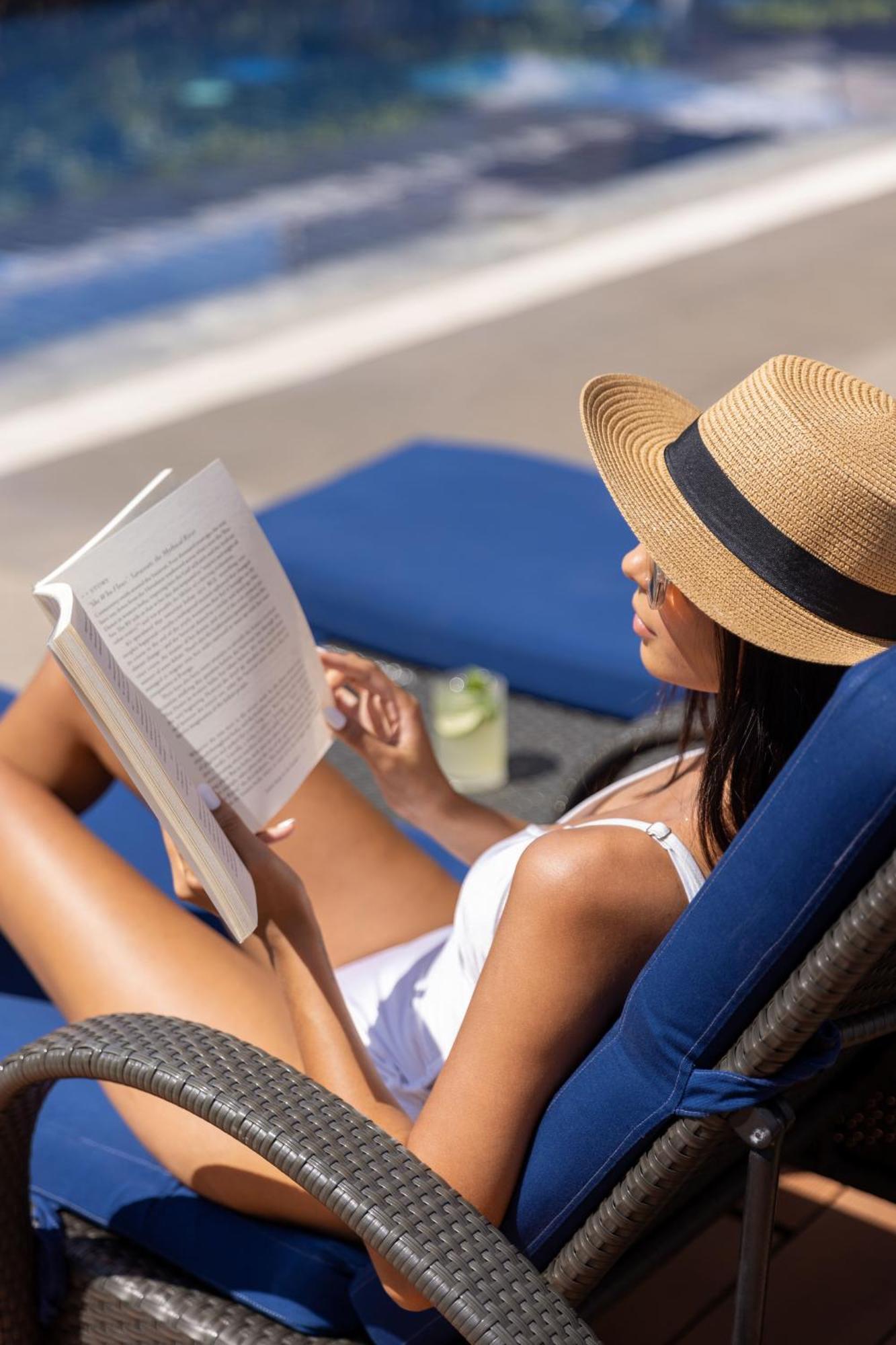 Dusit Thani Manila - Multiple Use Hotel Makati City Exterior foto A woman reading a book