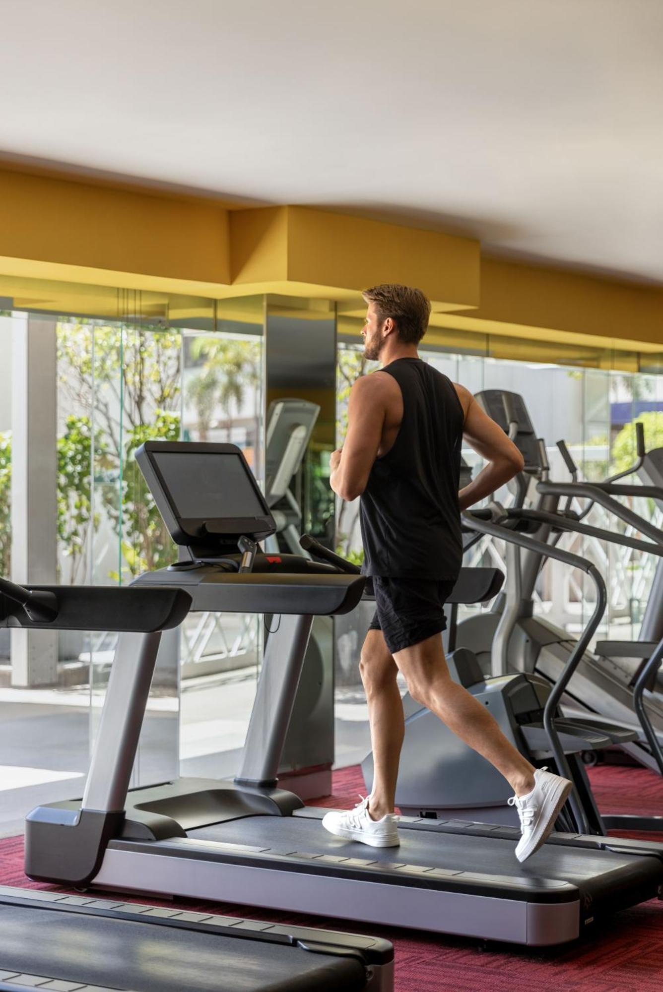 Dusit Thani Manila - Multiple Use Hotel Makati City Exterior foto A treadmill in use